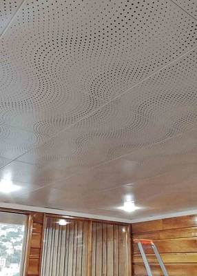 CE Akustik Tavan Fayansları Beyaz Renk Dalga Perforasyonu Alüminyum Otel İçin Tavanda Klip