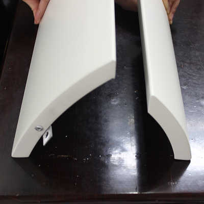 Beyaz Özelleştirilmiş Dekoratif Alüminyum Panel Levha Kavisli Şekli 1.5mm 2.0mm Kalınlığı