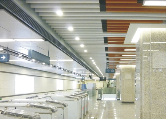 Dikdörtgen Şerit Lineer Beyaz Metal Tavan Fayansu Havaalanı, T30mm x 70mm için